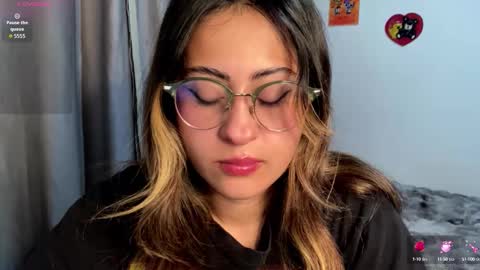 Snapshot of emma__bell_ chatting on October 1, 10:49 pm Emma Is here online show from October 1, 10:49 pm