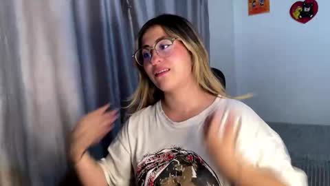 Snapshot of emma__bell_ chatting on November 10, 10:31 pm Emma Is here online show from November 10, 10:31 pm