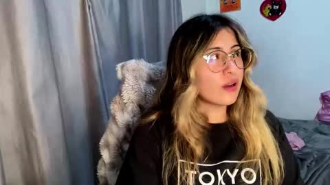 Snapshot of emma__bell_ chatting on November 14, 1:15 am Emma Is here online show from November 14, 1:15 am