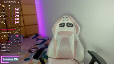 emma__js_ online show from June 20, 3:04 pm