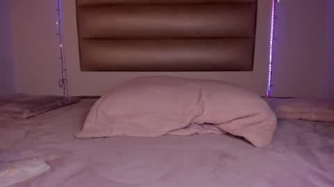 emma__js_ online show from July 25, 4:04 pm