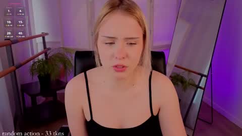 Snapshot of emma__oblivion chatting on March 22, 2:20 pm Molly online show from March 22, 2:20 pm