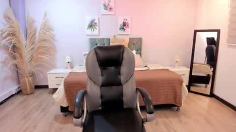 Snapshot of emma_charm_ chatting on November 26, 12:28 pm Emma online show from November 26, 12:28 pm