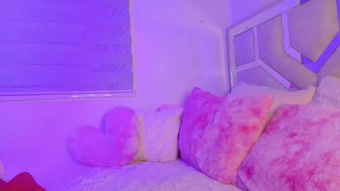 Snapshot of emma_clive chatting on March 13, 2:40 am Emma online show from March 13, 2:40 am