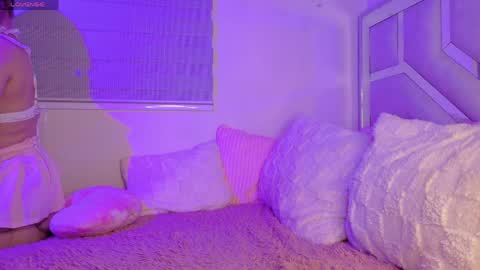 Snapshot of emma_clive chatting on April 17, 2:47 am Emma online show from April 17, 2:47 am