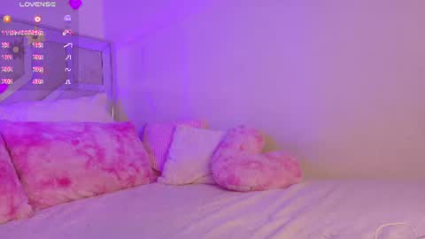 Snapshot of emma_clive chatting on June 17, 3:09 am Emma online show from June 17, 3:09 am