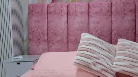 Snapshot of emma_curvy1 chatting on April 14, 3:01 am Emma online show from April 14, 3:01 am