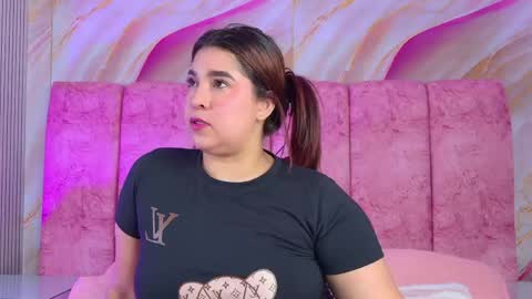 Snapshot of emma_curvy1 chatting on May 23, 3:34 am Emma online show from May 23, 3:34 am