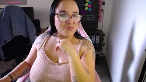 Snapshot of emma_evans07 chatting on December 2, 12:40 pm emmy online show from December 2, 12:40 pm