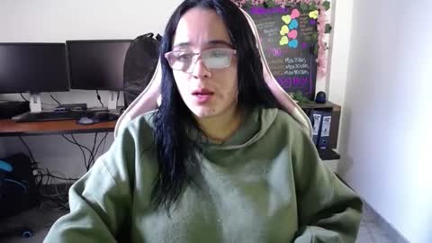 Snapshot of emma_evans07 chatting on December 24, 1:28 pm emmy online show from December 24, 1:28 pm