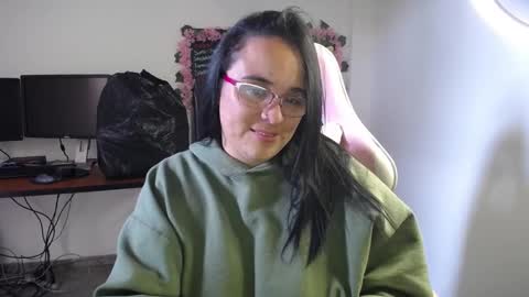 Snapshot of emma_evans07 chatting on December 24, 7:44 pm emmy online show from December 24, 7:44 pm