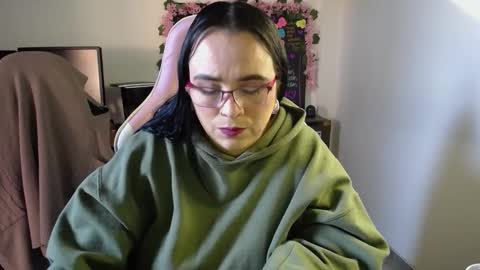 Snapshot of emma_evans07 chatting on December 26, 2:05 pm emmy online show from December 26, 2:05 pm