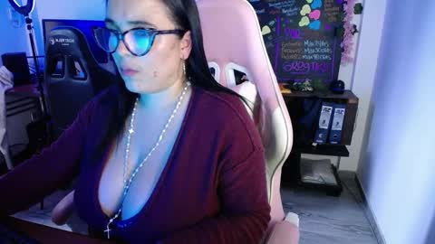 Snapshot of emma_evans07 chatting on December 30, 7:00 pm emmy online show from December 30, 7:00 pm