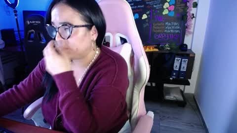 Snapshot of emma_evans07 chatting on December 30, 10:01 pm emmy online show from December 30, 10:01 pm