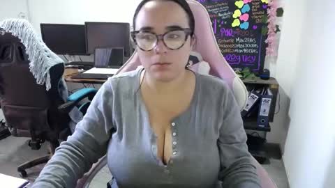 Snapshot of emma_evans07 chatting on January 22, 3:51 pm emmy online show from January 22, 3:51 pm