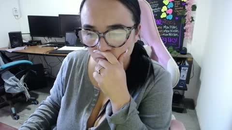 Snapshot of emma_evans07 chatting on January 22, 6:52 pm emmy online show from January 22, 6:52 pm