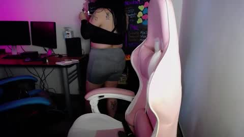 Snapshot of emma_evans07 chatting on January 26, 9:29 pm emmy online show from January 26, 9:29 pm