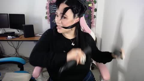 Snapshot of emma_evans07 chatting on February 2, 11:30 am emmy online show from February 2, 11:30 am