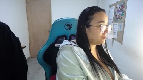 Snapshot of emma_evans07 chatting on October 24, 1:18 pm emmy online show from October 24, 1:18 pm