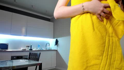 Snapshot of emma_flin chatting on December 22, 10:49 am Emma online show from December 22, 10:49 am