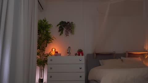    online show from December 6, 9:02 pm