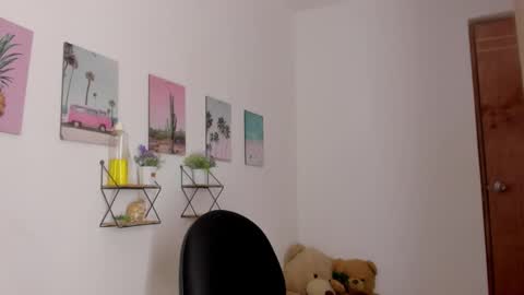Snapshot of emma_lean chatting on February 21, 1:45 pm whises lits online show from February 21, 1:45 pm