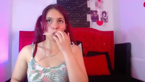 Snapshot of emma_lenox chatting on October 16, 2:40 pm Sara online show from October 16, 2:40 pm