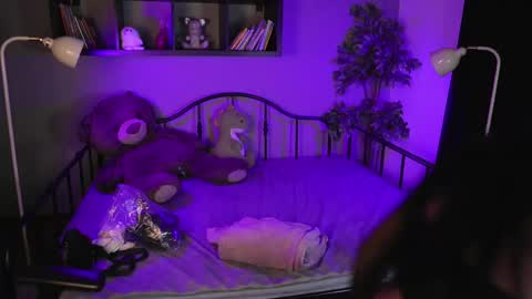 Snapshot of emma_lirys chatting on March 8, 2:04 am Emma online show from March 8, 2:04 am