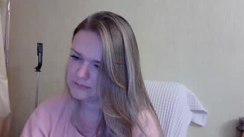 emma_misty_ online show from September 30, 3:17 pm