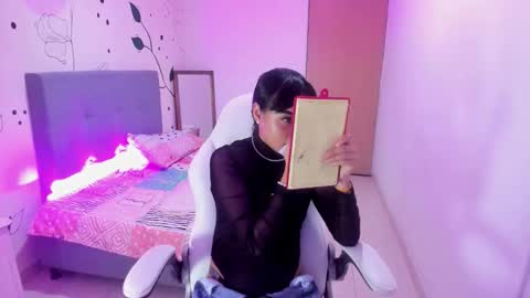 Snapshot of emma_rouxx chatting on March 28, 7:24 pm emma_rouxx online show from March 28, 7:24 pm