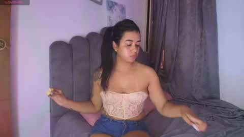emma_saenz01 online show from July 28, 6:42 pm