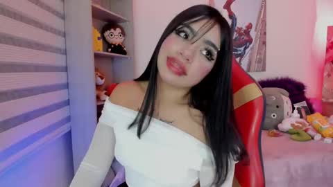 Snapshot of emma_soffia chatting on December 18, 1:33 am EMMA online show from December 18, 1:33 am