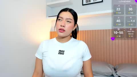 Snapshot of emma_walton_ chatting on November 15, 11:40 am online show from November 15, 11:40 am