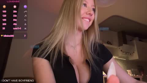 Snapshot of emmaandjake chatting on February 1, 9:24 pm emmaandjake online show from February 1, 9:24 pm