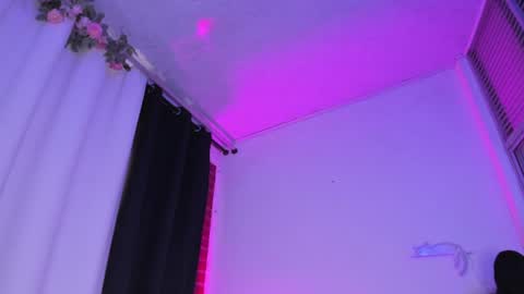 emmaclark_1 online show from July 18, 7:06 pm