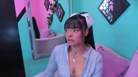 emmaebony_ online show from December 3, 12:25 pm