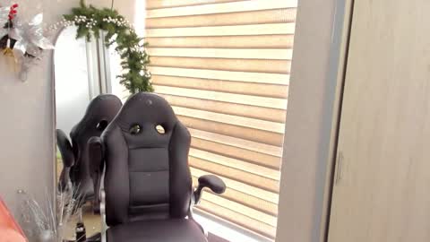 Snapshot of emmaferrary chatting on December 4, 2:48 pm Emma Ferrary online show from December 4, 2:48 pm