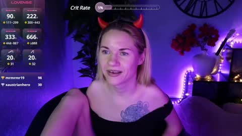 Snapshot of emmalarkins chatting on December 10, 6:28 pm Emma online show from December 10, 6:28 pm