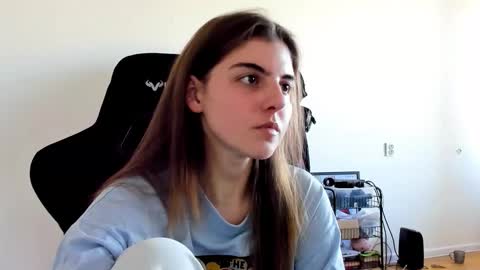 Snapshot of emmamon chatting on October 1, 10:43 am Emma online show from October 1, 10:43 am