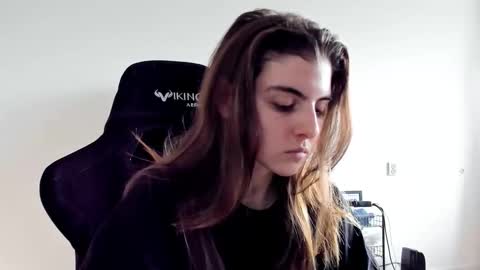 Snapshot of emmamon chatting on October 13, 10:37 am Emma online show from October 13, 10:37 am