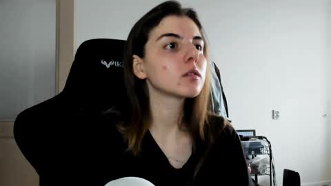 Snapshot of emmamon chatting on November 6, 8:37 am Emma online show from November 6, 8:37 am