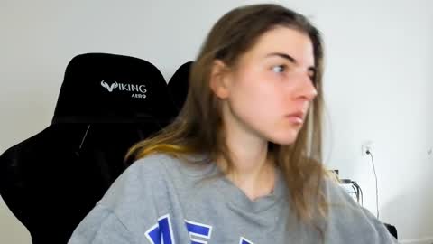 Snapshot of emmamon chatting on November 13, 11:09 am Emma online show from November 13, 11:09 am