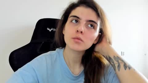 Snapshot of emmamon chatting on December 14, 10:20 am Emma online show from December 14, 10:20 am