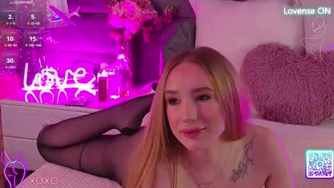 Snapshot of emmanaughtiness chatting on February 28, 9:23 pm EmmaNaughtiness online show from February 28, 9:23 pm