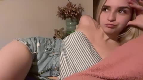 Snapshot of emmangel chatting on November 5, 2:00 am EmmaAngel online show from November 5, 2:00 am