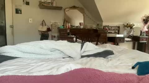 EmmaAngel online show from March 29, 5:02 pm