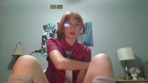 Snapshot of emmarose2000s chatting on June 11, 6:22 am emmarose2000s online show from June 11, 6:22 am
