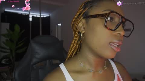 Snapshot of emmasanzoficial chatting on March 10, 12:10 pm Sara online show from March 10, 12:10 pm