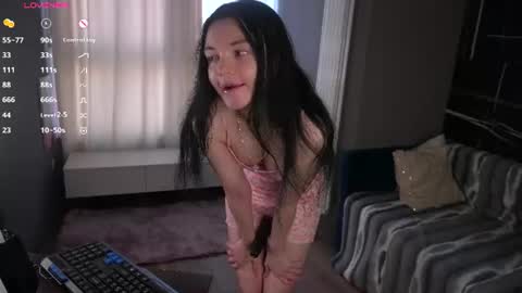 Snapshot of emmasmall chatting on June 5, 6:52 am Petite girl Emmy online show from June 5, 6:52 am