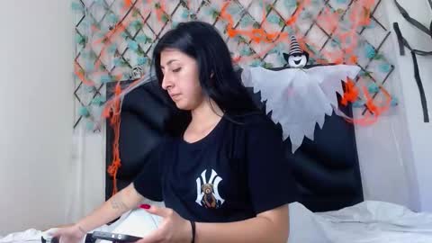 Snapshot of emmawillliams chatting on November 1, 11:18 pm Emma online show from November 1, 11:18 pm